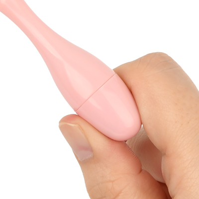小さめのヘッドは硬くつるんとした質感で、繊細に震え振動を伝えます。