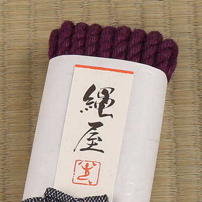 紫色の縄は単色でのご利用が一番美しいと思いますが、赤色、生成り、と併用することにより少し違ったイメージが楽しめる事でしょう。