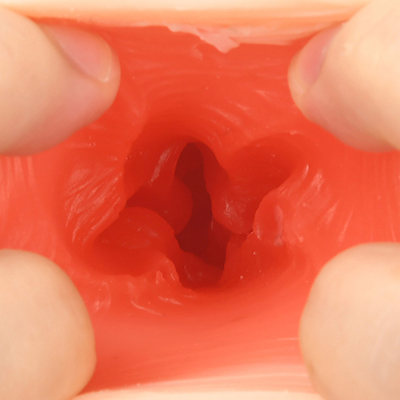 インナーの粘膜素材は、擦れればクッキリとヒダ目を伝える特性です。穴が狭いので密着感があり、不規則なタテヒダの絡みがいい具合。