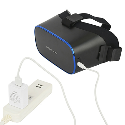 タイプＢ端子のmicroUSB充電式。変換アダプタも付属します。フル充電までは約３時間、連続再生は約４時間までＯＫと、なかなかのスタミナ。
