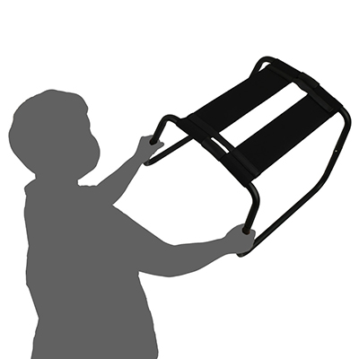 成人スタッフが持ち抱えた時のサイズ感。小柄～標準的な体格の方なら、まず問題ないでしょうが、大柄な人だとちょっと合わないかも…。