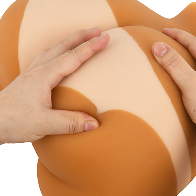 褐色と白肌の境目がクッキリしているのは、各素材を融着しているから。引っ張っても簡単には剥がれないつくりなので、安心して扱えます。