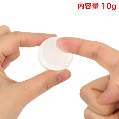 一般的なクリームケースに入っています。底が丸くなっているので、最後まで取り出しやすい形状です。