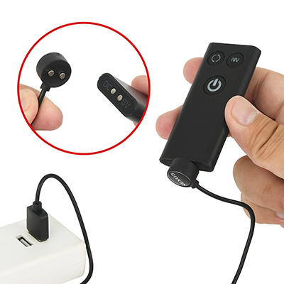 リモコンの充電端子はマグネット式。約１時間の充電で、最大約100時間も連続稼働するらしく、ストレスフリーに使えそうです。