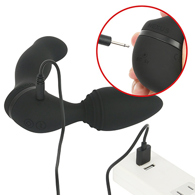 こちらは本体充電用の差し込み式USBケーブル。フル充電までは約１時間、連続稼働は約100分。充電ケーブルが２種類あるのは、ちょっと煩わしいですね。
