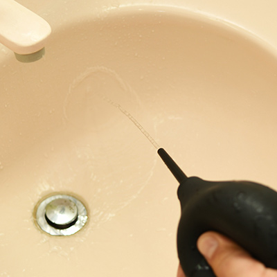 内部に水を溜めて、プシャー！っと噴射してみました。まずまずの勢いで安定感もバッチリ。ローションや洗浄液の注入に役立ちそうです。