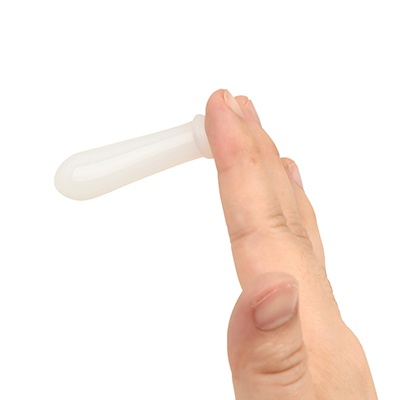 指に吸い付かせてみました。ごくソフトな吸着感ですが、これが敏感なクリになるとけっこうな刺激。ただし、吸引が弱いと外れやすいです。