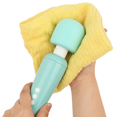 防水仕様ではありませんが、軽く水拭きするくらいはＯＫ。除菌スプレーやアルコール剤などを使い、やさしくメンテナンスしてください。