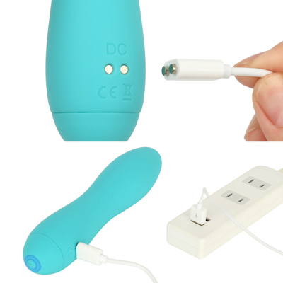 充電はマグネット式USB充電仕様。充電時間は約60分、連続稼働時間は約70分（強振動時）です。充電中はライトが点滅します。