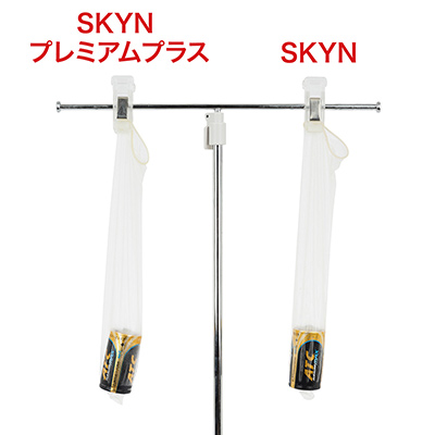 単二電池を入れた時のゴムの伸び方を、ノーマル版（右）と比較。わずかですが本作の方が伸び、その性能差をハッキリ示しました。