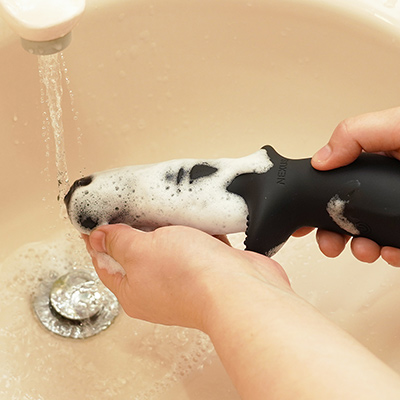 防水性能はIPX7相当とハイレベル。流水でジャブジャブ洗ってもまったく問題ないので、メンテナンスも楽チンです。こういうのすごーく大事。