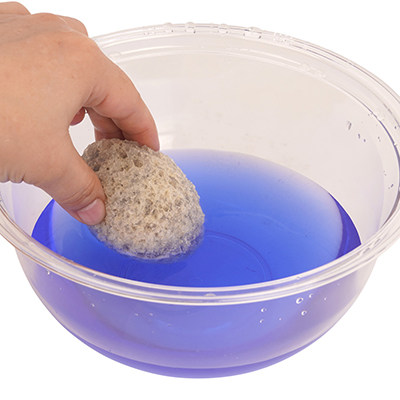 着色した水に浸し、どれくらい吸水するのかを調べてみました。吸水スピードはかなり早く、グングンと吸ってくれる感じが頼もしいです。