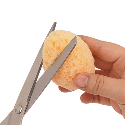 【使用手順１】自分の膣サイズや経血量に合わせ、適宜カットします。目安としてはピンポン球くらいで、なるべくカドのない丸いカタチに整えましょう。
