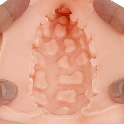 水面から顔を出す“飛び石”のような内壁です。造型や並びが不規則なので単調ではないですが、これだけじゃ大味なのは明白でしょう。