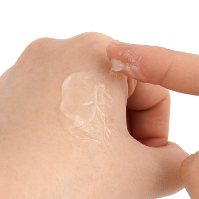 ジェルを手に取って塗ると人肌の温かさでオイル状になります。