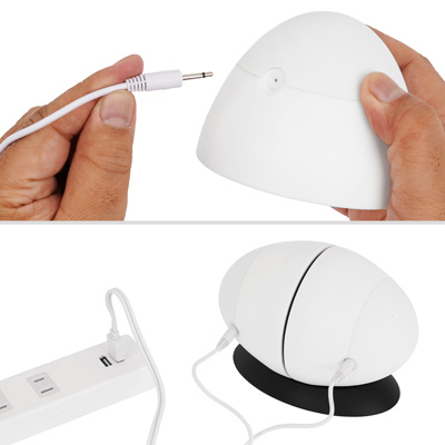 専用の二股コードを使用するUSB充電式。本体との接続はプラグを突き挿します。フル充電までは約2.5時間、連続稼働は約120分です。