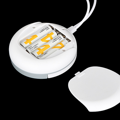電源は単四電池×４本（別売）。予備電池を用意しておけば、充電式よりも長く楽しめるため、じつはコッチの方を好むユーザーも多いんですよね。