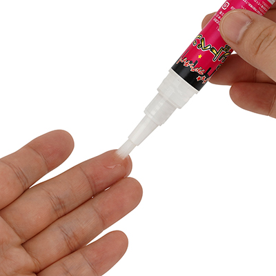 ちょんちょんと指に塗ってみると、けっこうドバッと出ました。液剤は水っぽく、あまり粘度がありませんので、こぼさないようご注意ください。