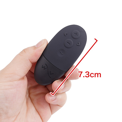 “プラス”になって変わったのは、このリモコン。黒いシリコンで覆われてカッコよくなりました。有効範囲は約３ｍです。　※数値はＮＬＳ実測値