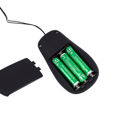 電源は単四電池×３本（付属）。コントローラー裏側のフタを開け、各電池を正しい向きで装填しましょう。ロングプレイ派は予備も忘れずに。