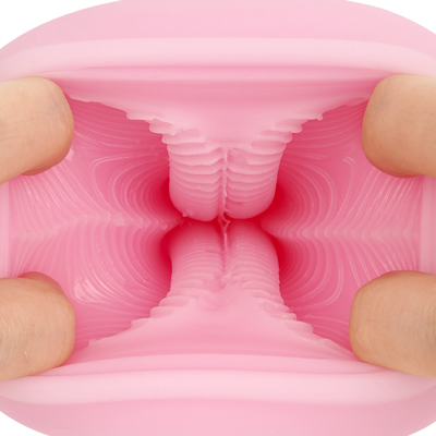 クパァと開けば舌が上下で噛みつきそうな大迫力！舌の肉感を太さで出しつつ谷間を作ることで、しっかりと舌舐め触感が伝わります。