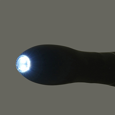 カメラボタンONで起動と同時に先端のLEDが点灯。けっこう光量があるので暗いところもよく見えます。レンズを傷つけないようご注意を。