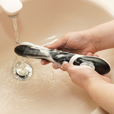 IPX7相当の防水性能を誇るため、流水洗いくらい屁のカッパ。２股の谷間には汚れが溜まりやすいので、念入りに洗っときましょう。