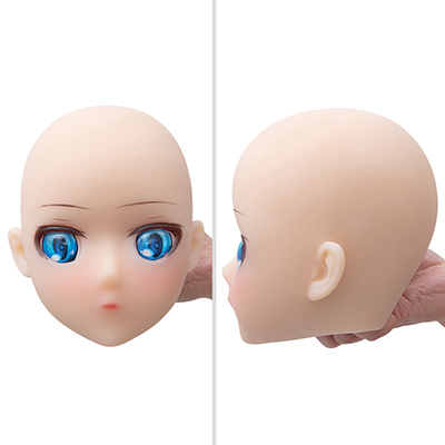 ウィッグ装着前の頭部です。完全なアニメ顔でブルーの瞳が印象的。鼻も小さくて可愛いですが、唇にもう少し存在感が欲しかった…。