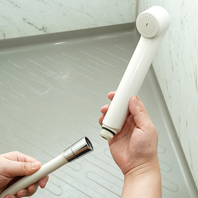 【使用手順１】まずは装着したいシャワーのヘッド部分を外します。普通にクルクル回せば外れますから、ちゃっちゃとやっちゃいましょう。