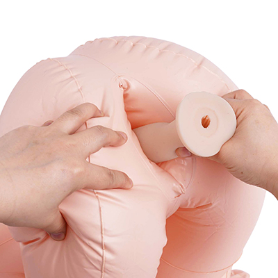 さっそくルナ本体にセットします。ポケットが大きいのでグイグイ押し込むだけで簡単に装着可能。空気は少し抜いておきましょう。