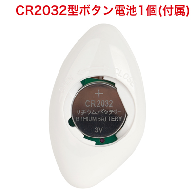リモコンはボタン電池式です。電池交換の際は背面の電池蓋を外し、写真の向きに合わせて電池をセットしてください。　※付属の電池は「動作確認用テスト電池」です。