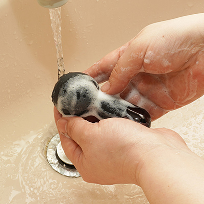 IPX6級の防水性能を備えていますから、流水で丸洗いしても大丈夫。凹凸が少ないデザインなので洗いやすく、メンテナンス性は優秀。