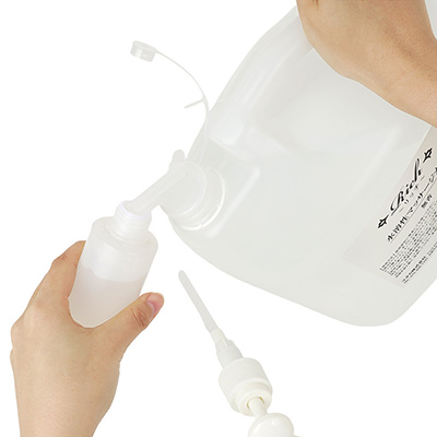 使いやすい大きさのボトルに移しましょう。サラッと滑らかな液性なので、ポンプ式の容器でも大丈夫。こぼしても洗濯すれば落ちますよ。