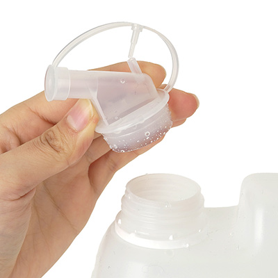 詰替用ノズルが付属するので、まずはコレをタンクに接続。キャップも開閉できますから、一度付けたらそのままでもＯＫかと思います。