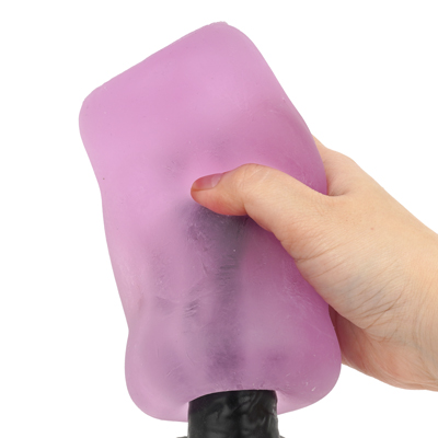 奥の方から空気を押し出すように握ると、より密着しバキューム感を高めます。