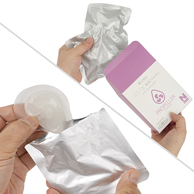 箱を開けると、レトルト食品のようなアルミパックが２袋入っています。それぞれにアクセサリが封入されているので、取り出してください。