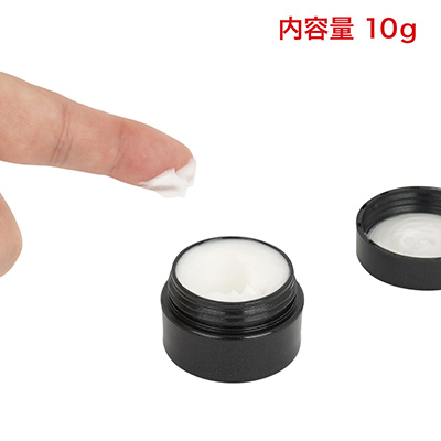 ラベルレスの容器は誰かに見られても安心。容量的にちょっと物足りなさを感じるものの、一回の使用量を抑えれば長持ちします。