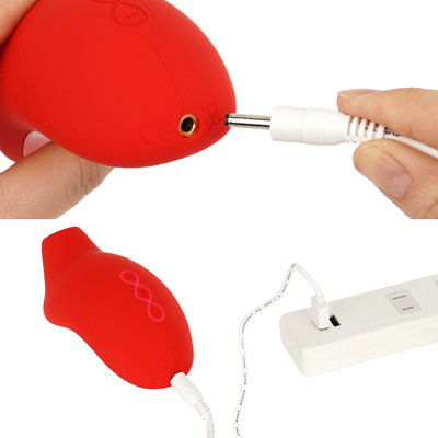 充電はUSB充電仕様。充電時間は約２時間（初回のみ約12時間）、連続稼働時間は約１時間です。充電中はライトが点滅します。