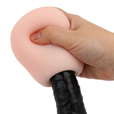 握った時の圧力を伝えやすく、使う向きによって違う快感が楽しめます。