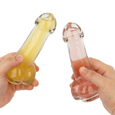 カンパ～イ！　カクテルやジュースなど、お好きな飲み物を注いでワイワイやりましょう。女性がこれに直接クチ付けて飲んでる姿は、じつにエロティックでしょうね（笑）