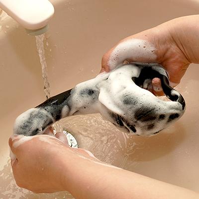 IPX7等級の完全防水仕様です。水中に沈めても平気なくらい耐水性が高いので、流水での丸洗いメンテナンスが気兼ねなくできます。