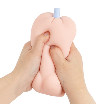 使い方は、洗浄後水をよく切ったオナホに本製品をゆっくり奥まで入れます。水分を吸わせるように外側から優しく揉んでください。オナホと一緒に密閉保管する事で、湿気を取りのぞきます。