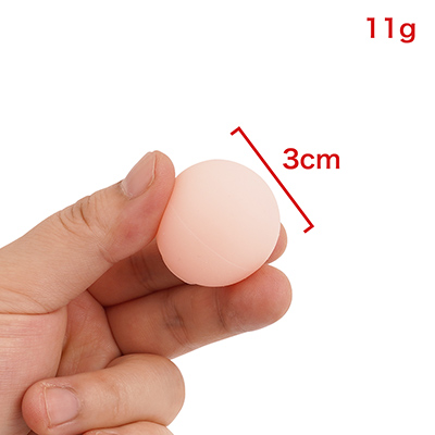 小さくて軽い人肌素材のボールです。鼻を近づけると甘ったるい素材臭が漂い、油分もけっこう手に残ります。　※数値はＮＬＳ実測値