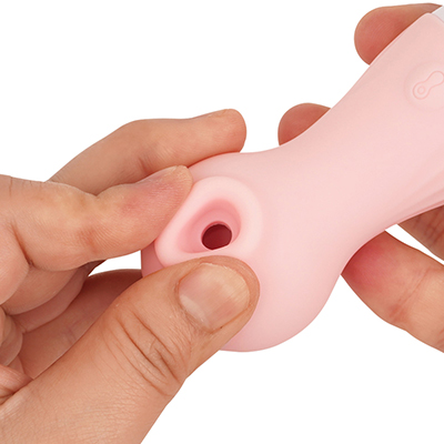ピンク色の部分はすべて上質なシリコンを使用。一体型のノズルも柔らかくやさしい感触ですから、クリに当てても心地いいですよ。