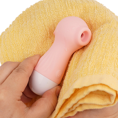 白いキャップ部分から浸水するため、丸洗いはできません。ノズル部分のみ水洗いしたら、よく水気を切ってから拭き取ってください。