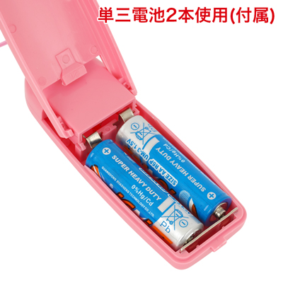 電池交換の際は背面の電池蓋を外し、写真の向きに合わせて電池をセットしてください。　※付属の電池は「動作確認用テスト電池」です。