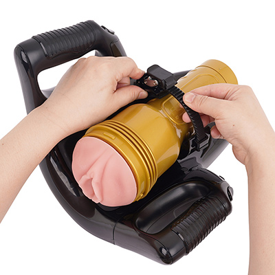 「Fleshlightシリーズ」のひとつ“STU”を装着してみましょう。ケースごとバンドに通してラチェットで締めるだけ…と、メチャクチャ簡単です。