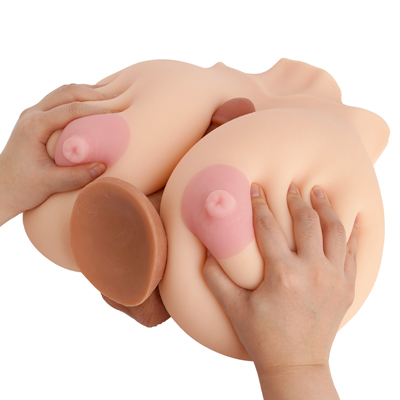 奥行き（高さ）があるのでペニスを挟みやすく、余裕でパイズリできちゃいます。