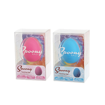 「Spoony（スプーニー）シリーズ」共通のパケデザイン。カラバリは「ピンク」と「ブルー」の２色で、どちらもビビッドな派手めのイメージ。