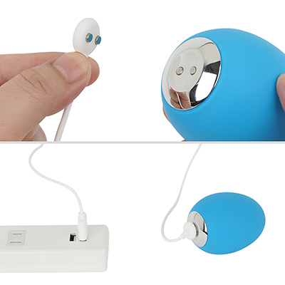 マグネット端子で接続するUSB充電仕様です。フル充電までは約55分、連続稼働は約25分（最大）。ちょっと短いのが難点です。